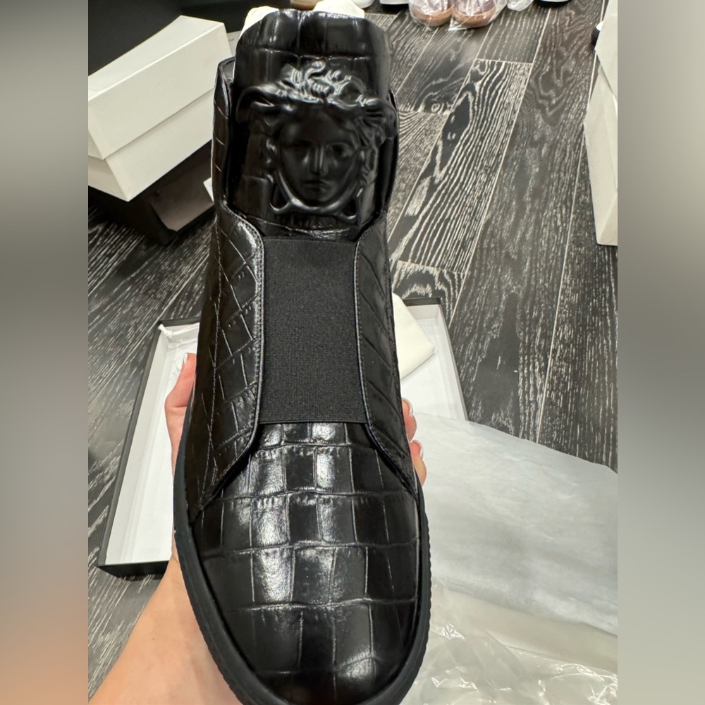 NIB Versace Medusa head hi top